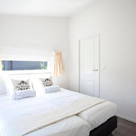 Holiday Home Droompark Buitenhuizen.6 Velsen-Zuid